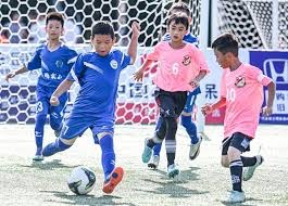 梦幻联动！T1四人组造访拜仁主场，领取印有自己名字的拜仁队服